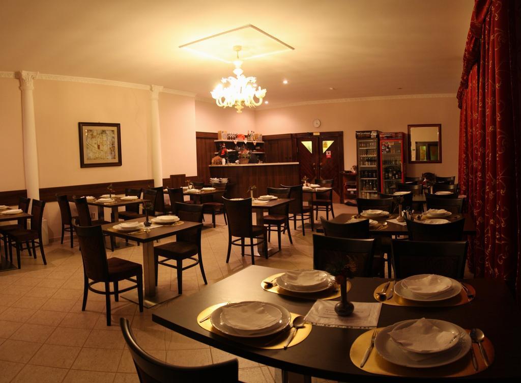 Hotel Cierny Orol Rožňava Bagian luar foto